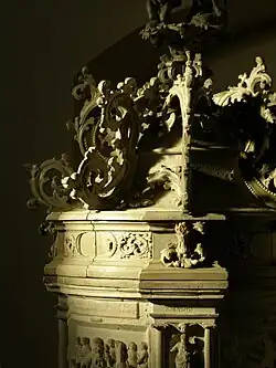 Detail vrchní části křtitelnice