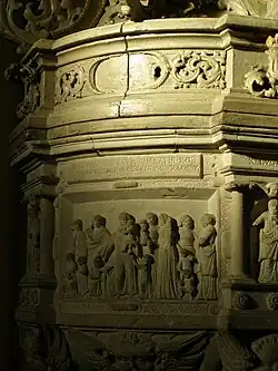 Detail boku křtitelnice