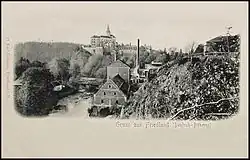 Černobílá historická fotografie pivovaru z roku 1902 zachycuje provoz při pohledu od východu. V popředí jsou patrové budovy, za nimiž je patrný vysoký tovární komín. V pozadí na výšině stojí frýdlantský hrad