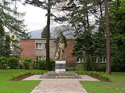 Socha partyzána v ulici Padlých hrdinů