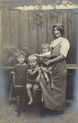 Zinka Kamenšek s dětmi, 1913