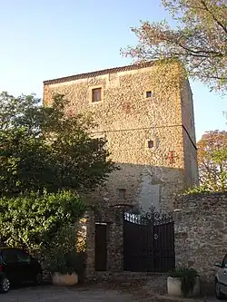 pohledy na donjon hradu Pieusse