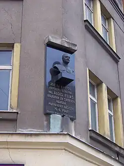 Pamětní deska s bustou Aloise Eliáše (nároží Francouzská 436/36, Jana Masaryka 436/51)