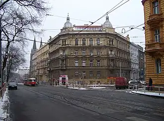 Francouzská ulice: pohled od křižovatky s Blanickou (odbočuje vpravo) k náměstí Míru