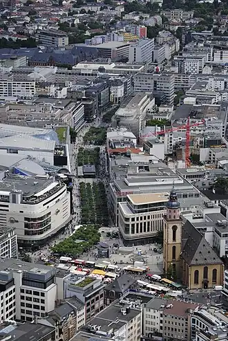 Ulice Zeil z Maintower. V popředí Hauptwache a kostel Katharinenkirche (červenec 2014)
