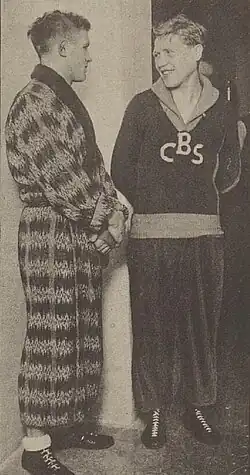 Rohovníci František Nekolný (vpravo) a Van Vliet (vlevo) na chodbě pražské Lucerny před zápasem (28. ledna 1931)