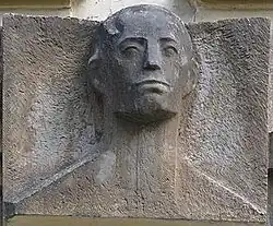 pamětní plaketa Františka Buttuly na průčelí školy čp. 74 v Buttulově ulici v Chotěboři