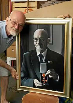 PhDr. František Hýbl se svým portrétem – obrazem od malířky Anny Němec Sypěnové, 2018