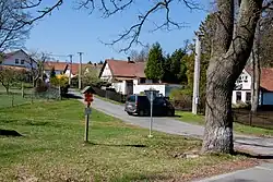 Odbočka do vesnice z hlavní cesty (2019)