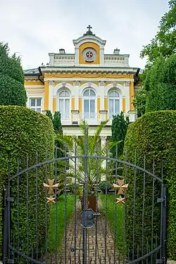 Farní budova při kostele Povýšení sv. Kříže