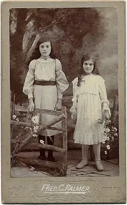 Fred C. Palmer: Dvě dívky, jeho nejstarší známá fotografická vizitka, 1903-1905;