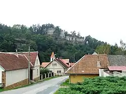 Pohled na hrad a část obce