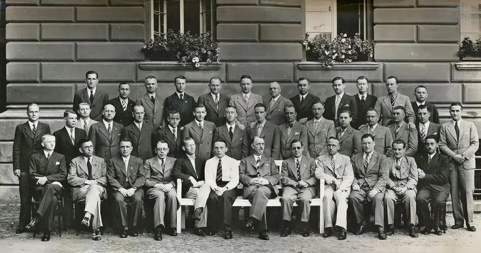 Frekventanti kurzu kriminálních komisařů, který byl pořádán v Berlíně v roce 1935. Jeho proškolení účastníci byli určeni k působení v budoucích Němci okupovaných zemích