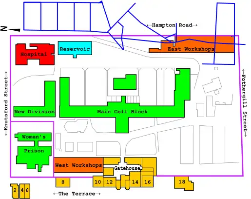 Vězeňské budovy, zdi, a tunely. Sever je na levé straně tohoto diagramu.