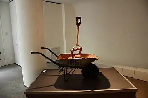 Kolečko s antukou pro posyp dvorců