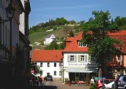 Pohled z náměstí Markt k vinohradům Schweigenberge
