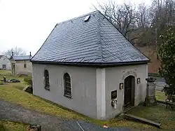 Průčelí a jižní stěna kaple (2018)