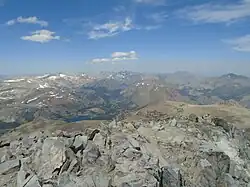 Výhled z vrcholu Mt. Dana, Mt. Connes je nejvyšší vrchol v levé části fotografie