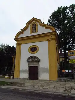 Front view of chapel of John of Nepomuk in Moravské Budějovice, Třebíč District.JPG