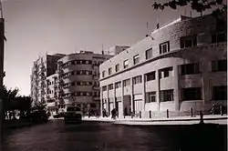 Fruminův dům (vpravo) na fotografii z 50. let