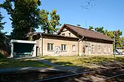 Přístřešek a bývalá budova