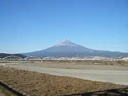 Most přes řeku s horou Fudži v pozadí