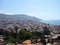 Pohled na jádro Funchalu z pevnosti Fortaleza do Pico. V popředí věž kostela Svaté Kláry. Zcela vpravo špičatá věž katedrály Sé.
