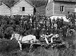 Pohřební procesí u domu zemřelého, asi 1912–1930