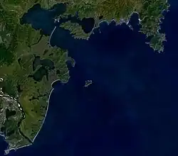 Ostrov v Posjetově zálivu na satelitním snímku NASA