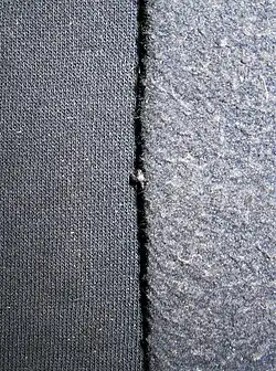 Ústřižky pleteniny ze značkových tepláků (vlevo lícní, vpravo rubní strana)