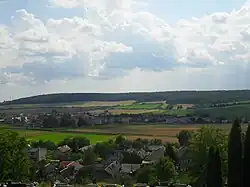 Pohled na obec (v popředí Šankovce, v pozadí Hrkáč)