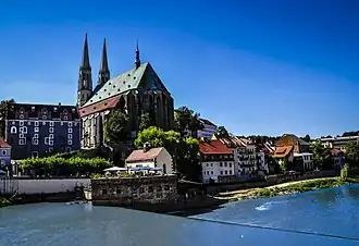 Barevná fotografie s pohledem na kostel sv. Petra a Pavla a Waidhaus nad Lužickou Nisou