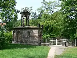 Barevná fotografie s pohledem na kamenný pozdně gotický přístřešek kaple Božího hrobu