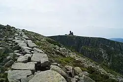 Trasa pod Vysokým kolem v Krkonoších, pohled na Sněžné jámy