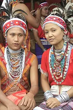 Chlapec a dívka v gárském kroji