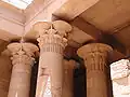 Lotosové, papyrové, a palmové hlavice sloupů v hypostylu