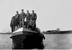 Historická fotografie pohraničníků z 50. let 20. století