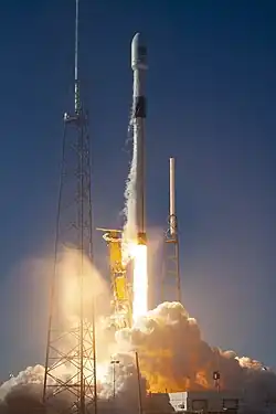Falcon 9 s prvním stupněm B1054 startuje.