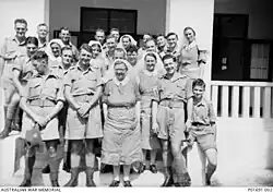 Skupinová fotografie zdravotních sester a dalších příslušníků 2./4. stanice první pomoci. Uprostřed přední řady I. M. Drummondová