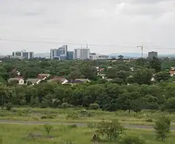 Pohled na vilovou čtvrť a centrum Gaborone