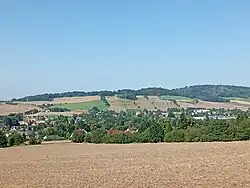 Pohled z jihu: Galgenberg v pozadí, Weickertsberg v popředí