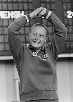 Galina Prozumenščikovová po vítězství na 200 metrů prsa na mistrovství Evropy v Utrechtu roku 1966