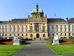 Zahrada v roce 2008, v popředí sochy Kleopatry a Sibyly