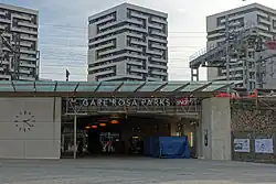 Jeden ze vstupů do nádraží