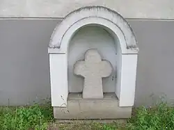 Smírčí kříž u zdi Wechova dvora