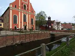 Památkově chráněný kanál Kanał Raduni a památkově chráněný kostel kościół św. Ignacego Loyoli (Stare Szkoty).