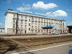 Pohled na staniční budovu a nástupiště