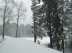 Pohled na hráz rybníka