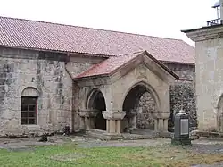 Budova akademie v areálu kláštera