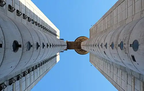 Prostor mezi oběma věžemi